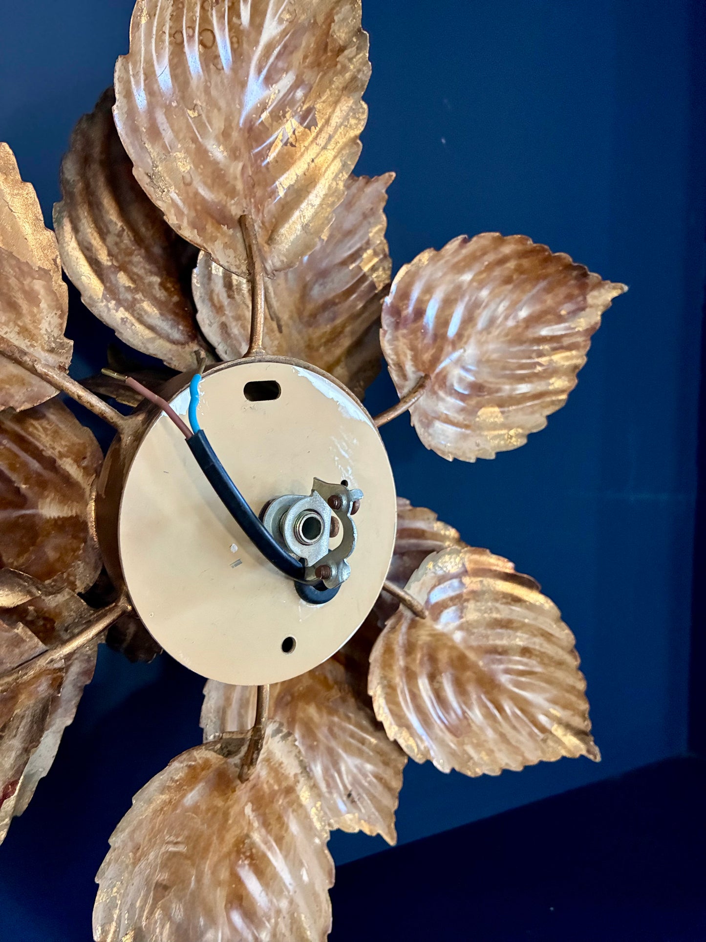 Applique à pétales "Masca Italie" en tôle doré - 1970.