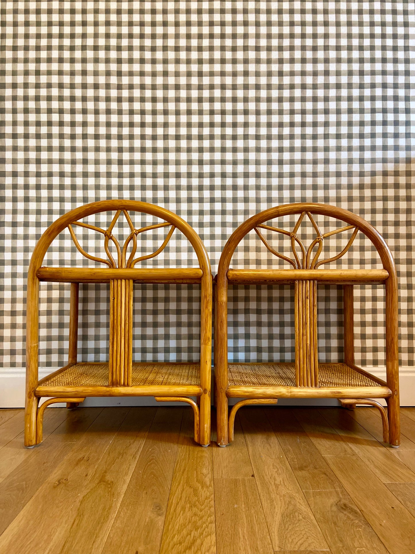 Paire de tables de chevet en bois et paille tressée - vers 1960.