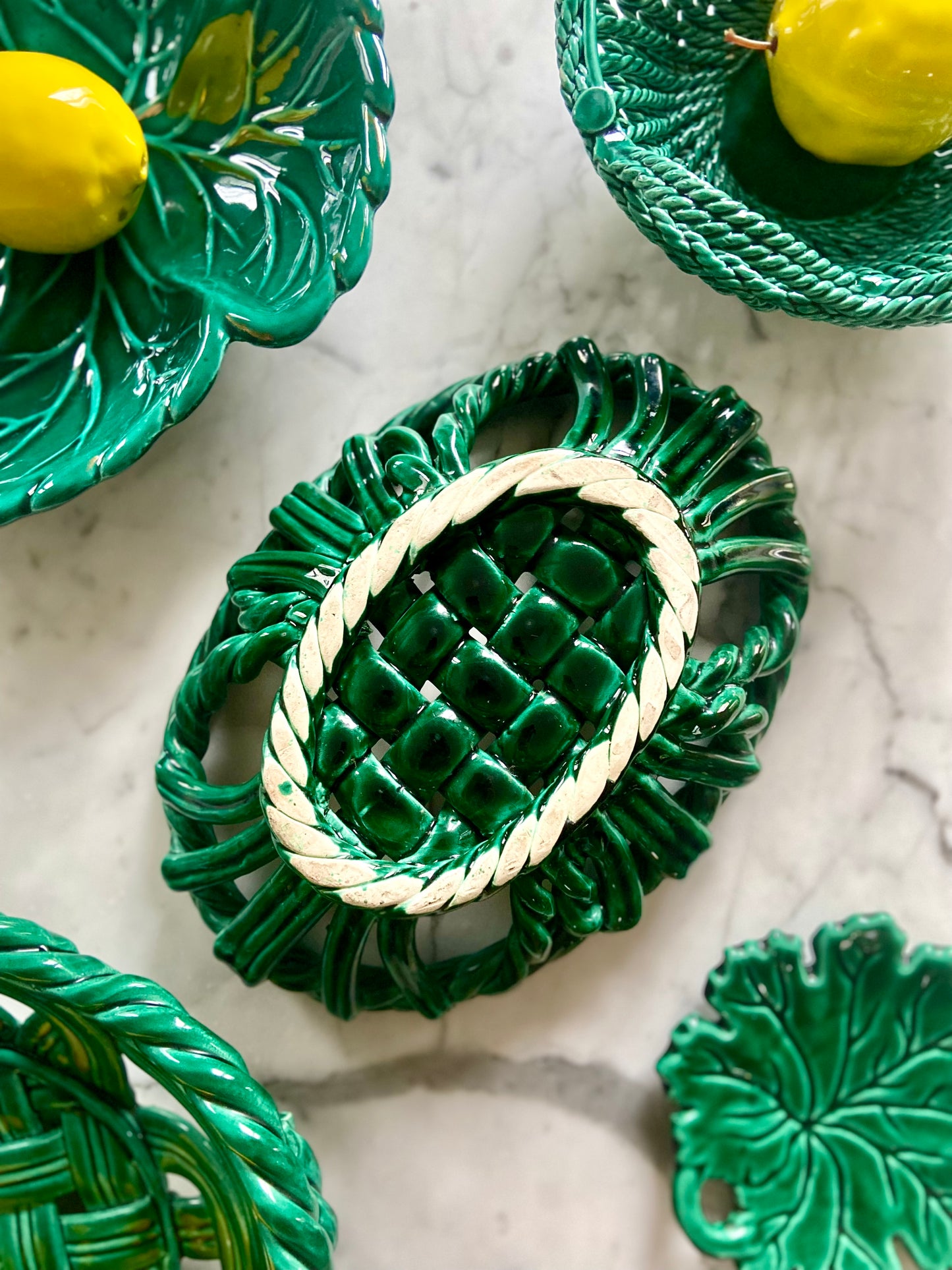 Corbeille ovale en céramique tressée - Vallauris - vers 1950.