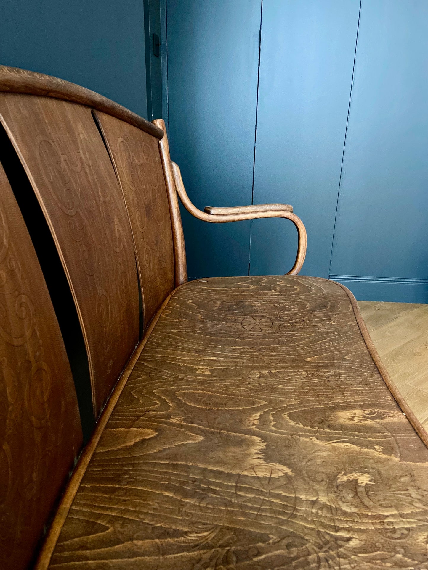 Banquette de style bistrot en bois gaufré signée Thonet