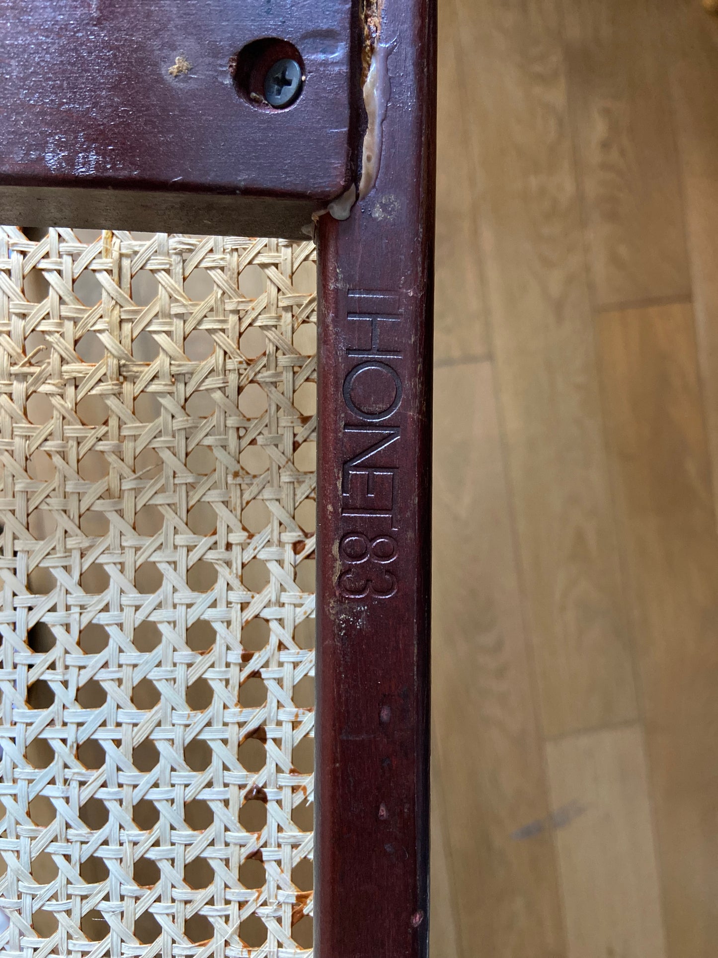 Banquette en bois courbé et cannage estampillée Thonet - modèle 83 - début du XXe siècle.