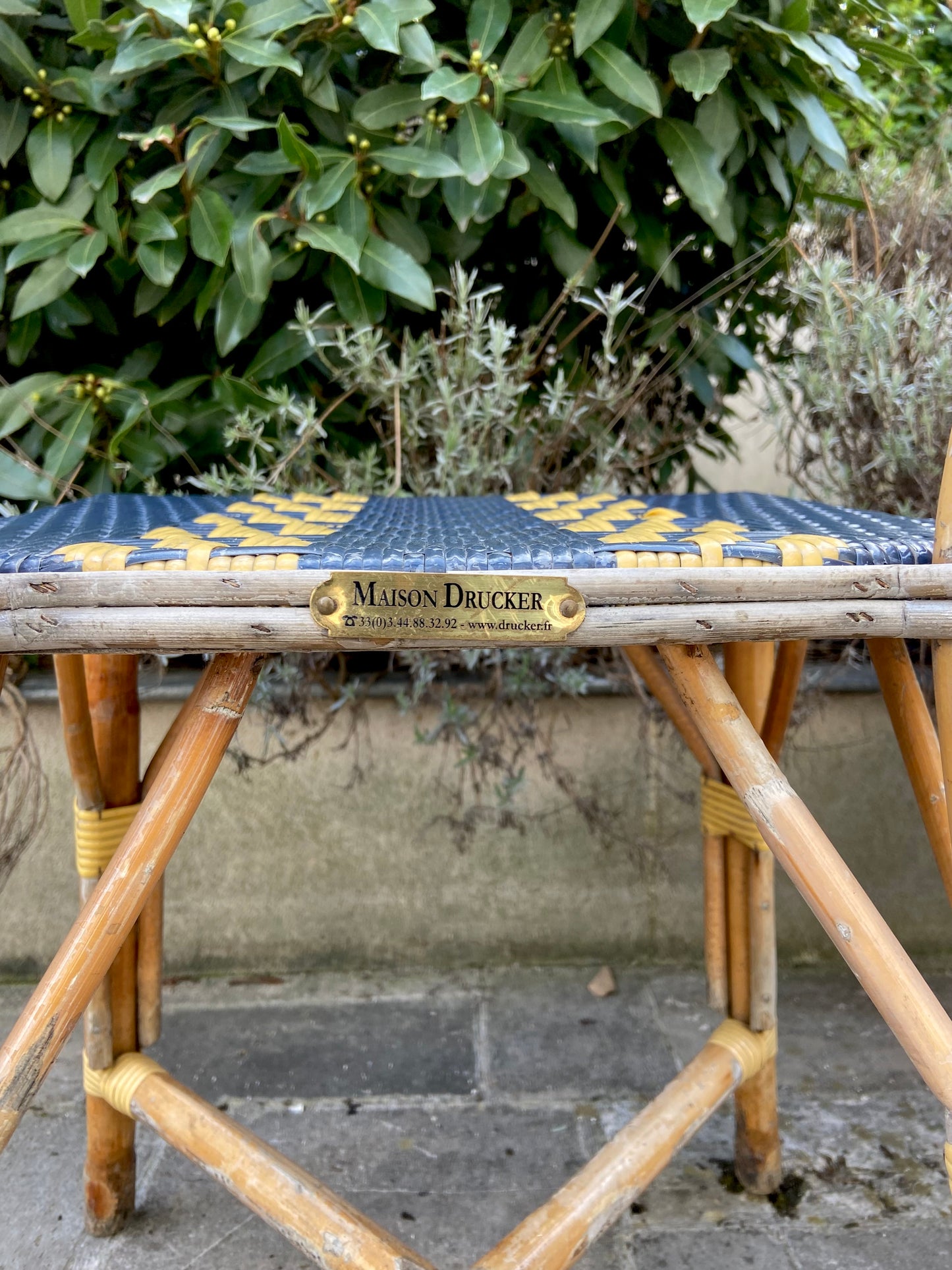 Six chaises "Maison Drucker" en rotin et fibres satinées.