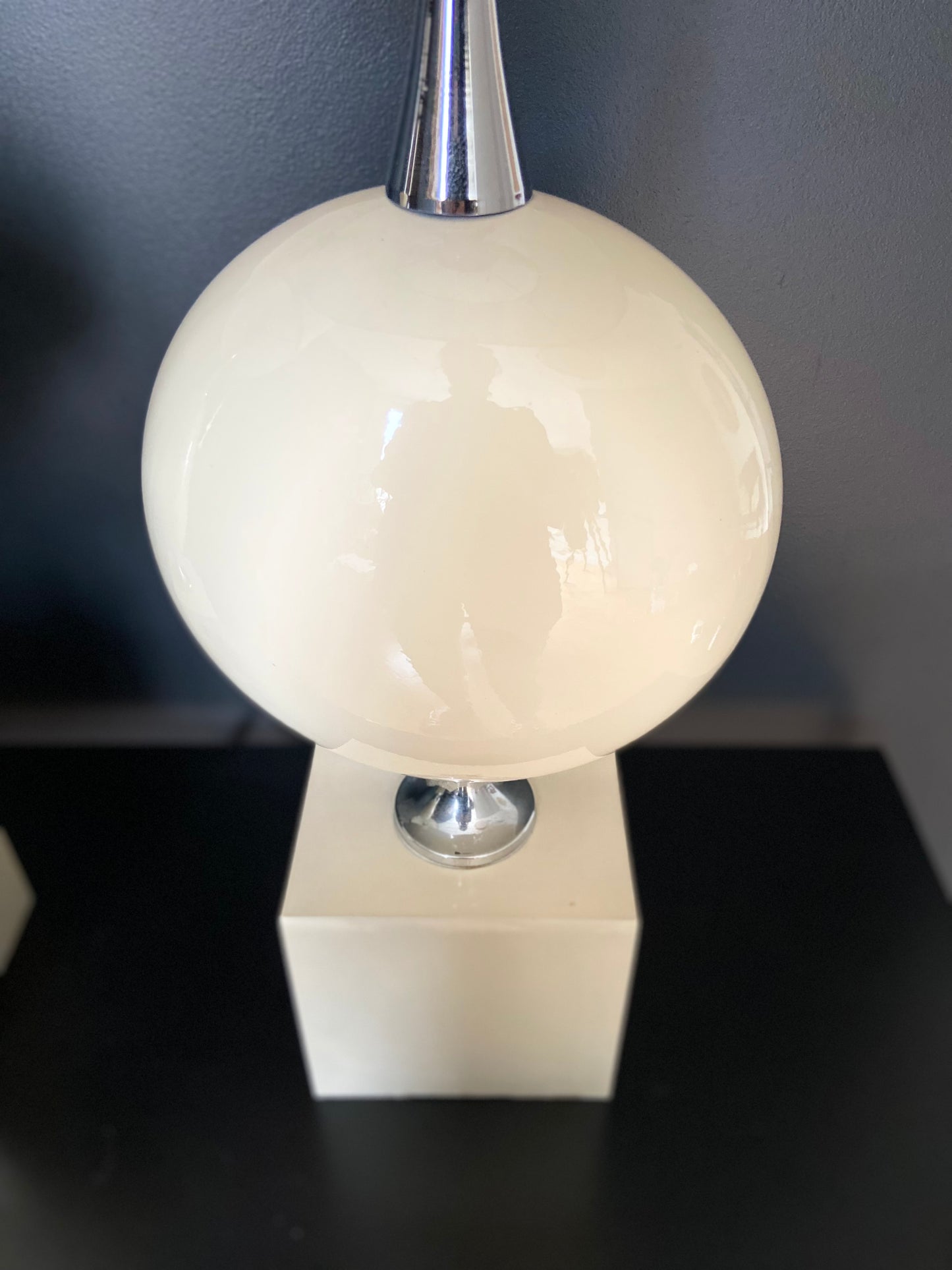 Paire de grandes lampes "Boule" en métal laqué - 1970.