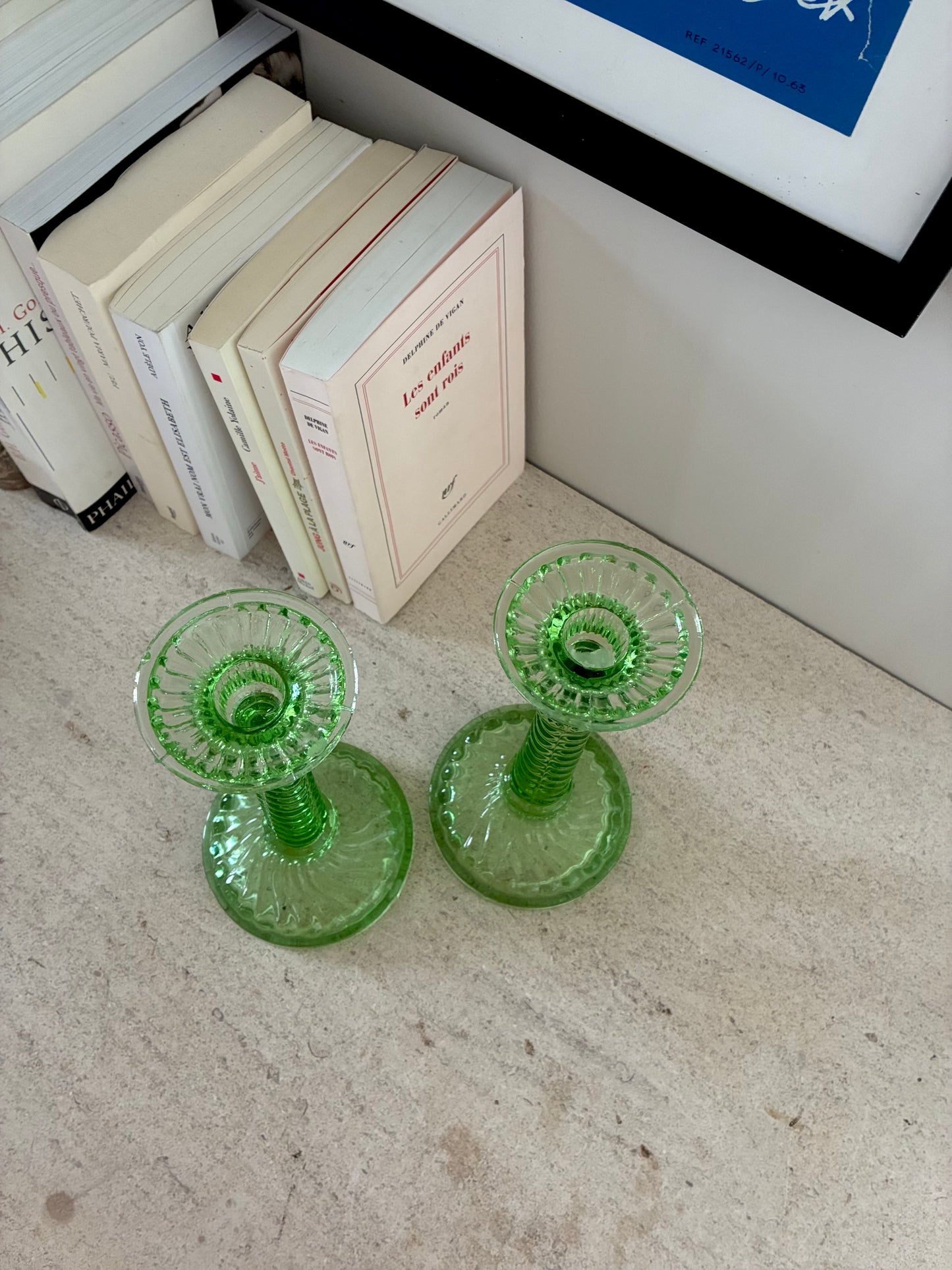 Paire de bougeoirs Scailmont en cristal vert - 1920/1930.