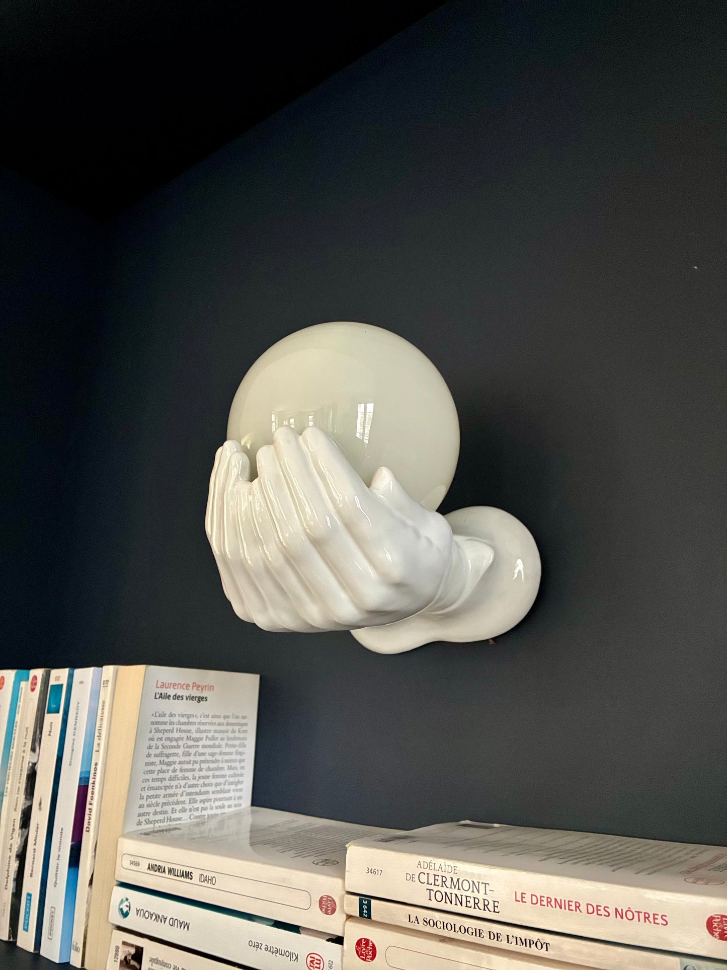 Applique Pop Art "Globes sur mains" en céramique - 1980.