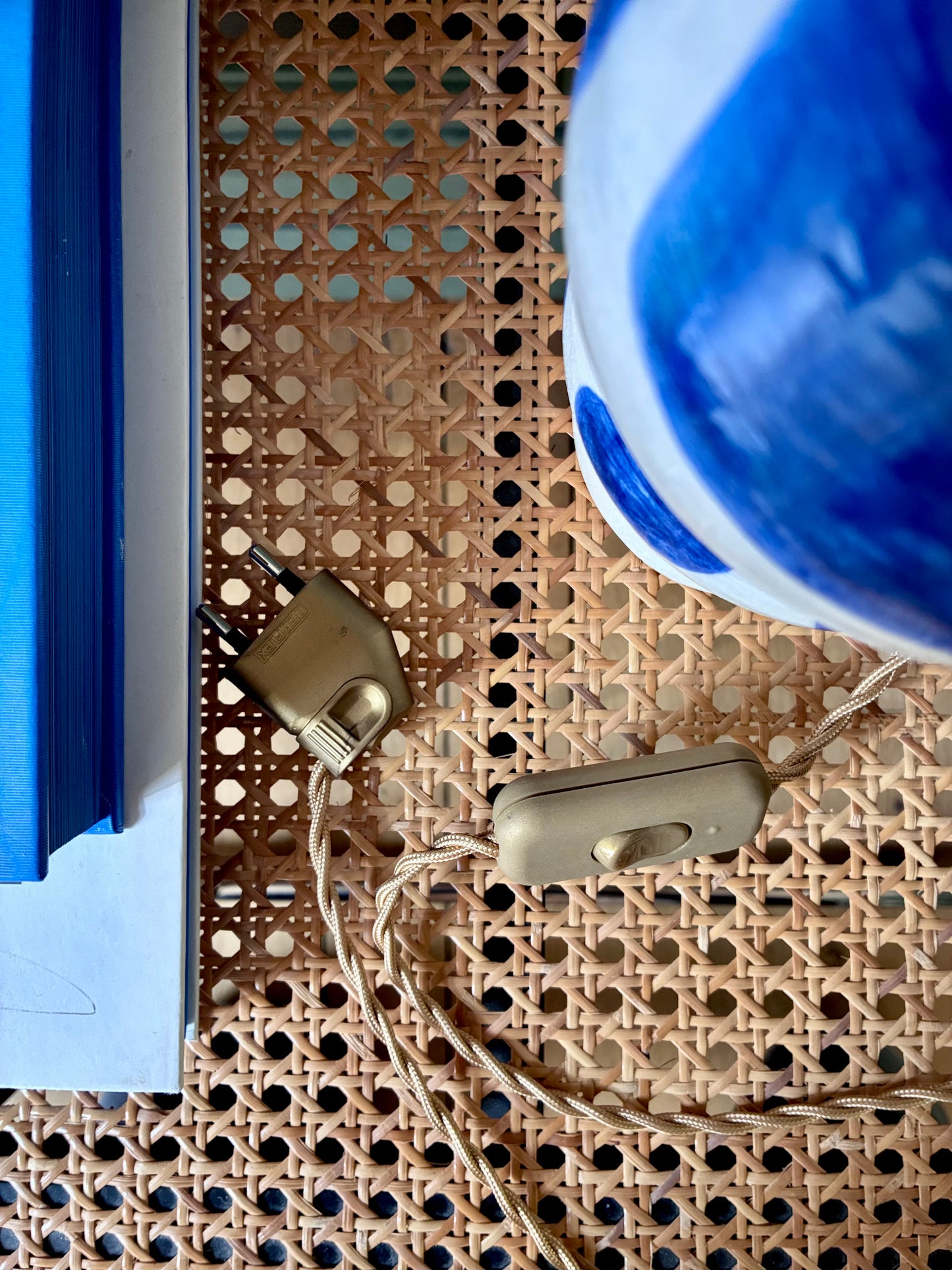 Lampe "Initiale" SPOT x ATOME en céramique - 2026 (Bleu roi).
