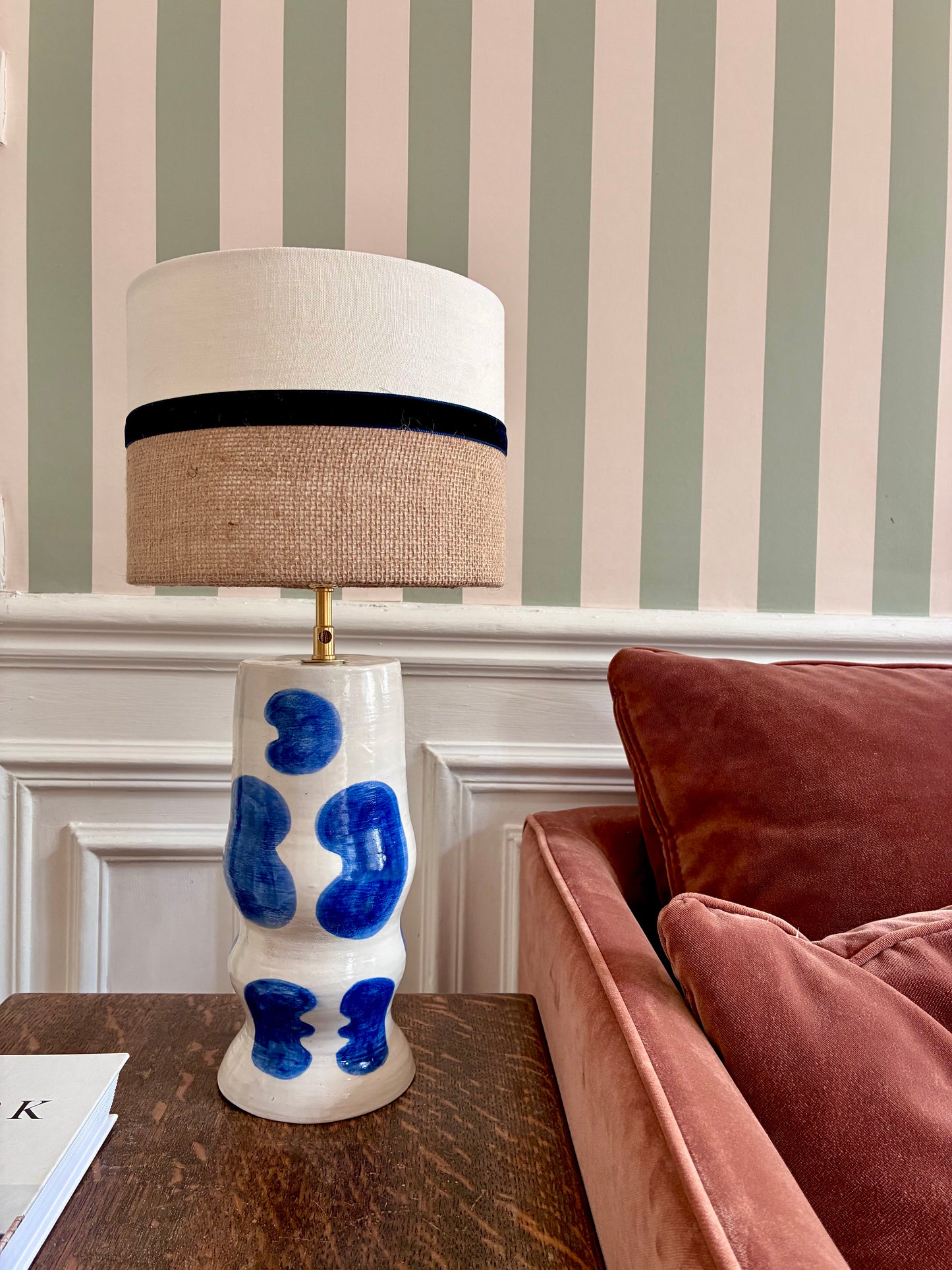 Lampe "Initiale" SPOT x ATOME en céramique - 2026 (Bleu roi).