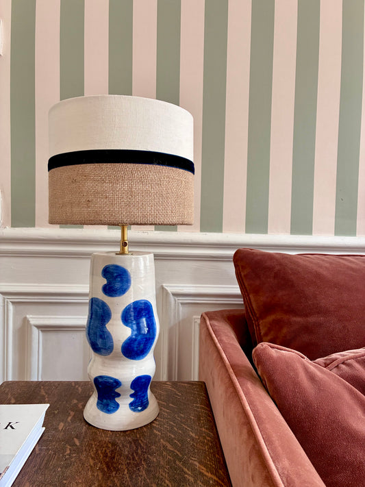 Lampe "Initiale" SPOT x ATOME en céramique - 2026 (Bleu roi).