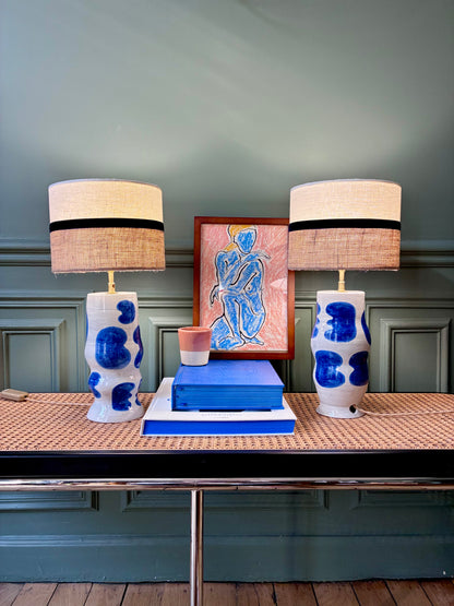 Lampe "Initiale" SPOT x ATOME en céramique - 2026 (Bleu roi).