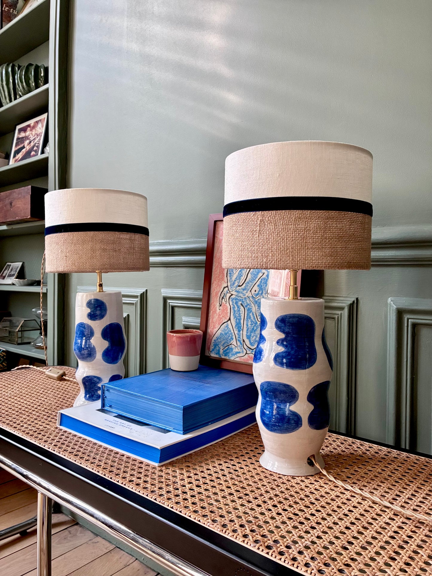 Lampe "Initiale" SPOT x ATOME en céramique - 2026 (Bleu roi).