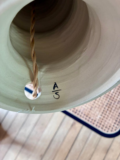 Lampe "Initiale" SPOT x ATOME en céramique - 2026 (Havane).