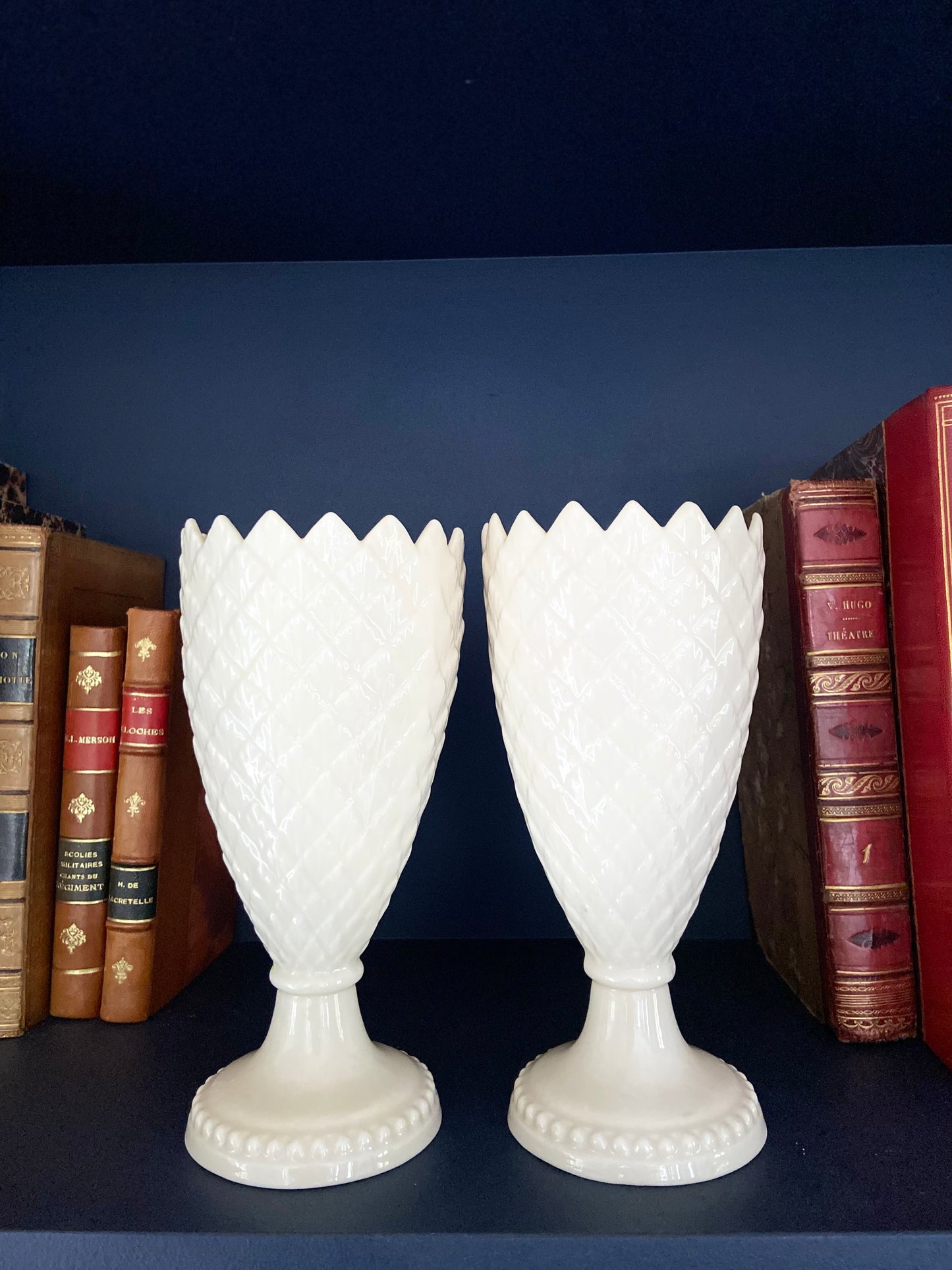 Paire de vases "Ananas" en fine porcelaine