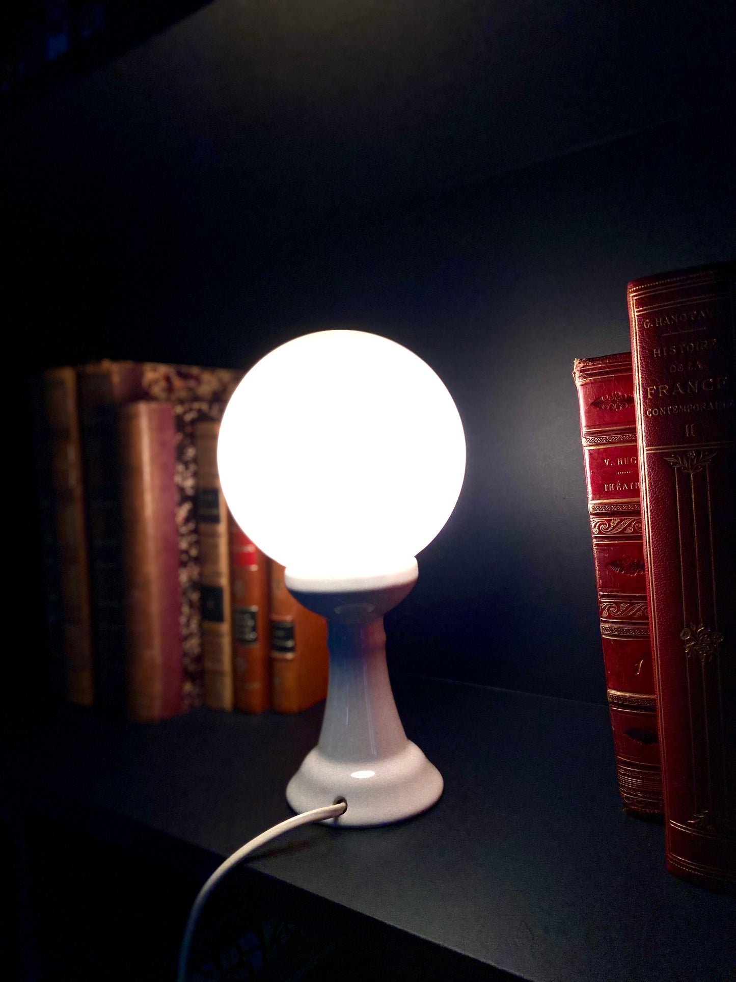 Petite lampe "Boule" en verre fumé - Ere spatiale