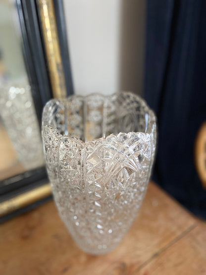 Vase en cristal taillé fleuri