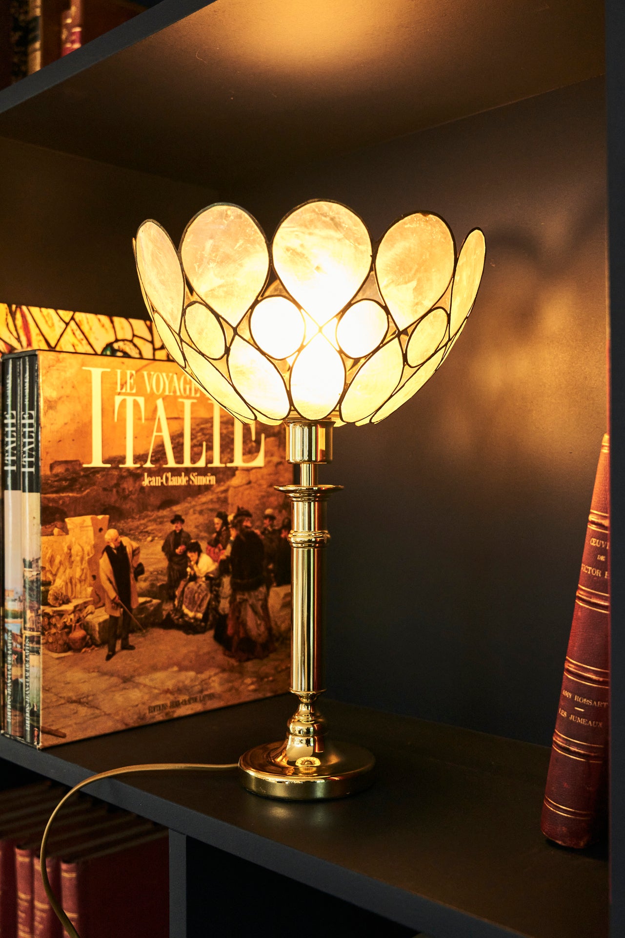 Lampe "Pétales" en laiton et nacre