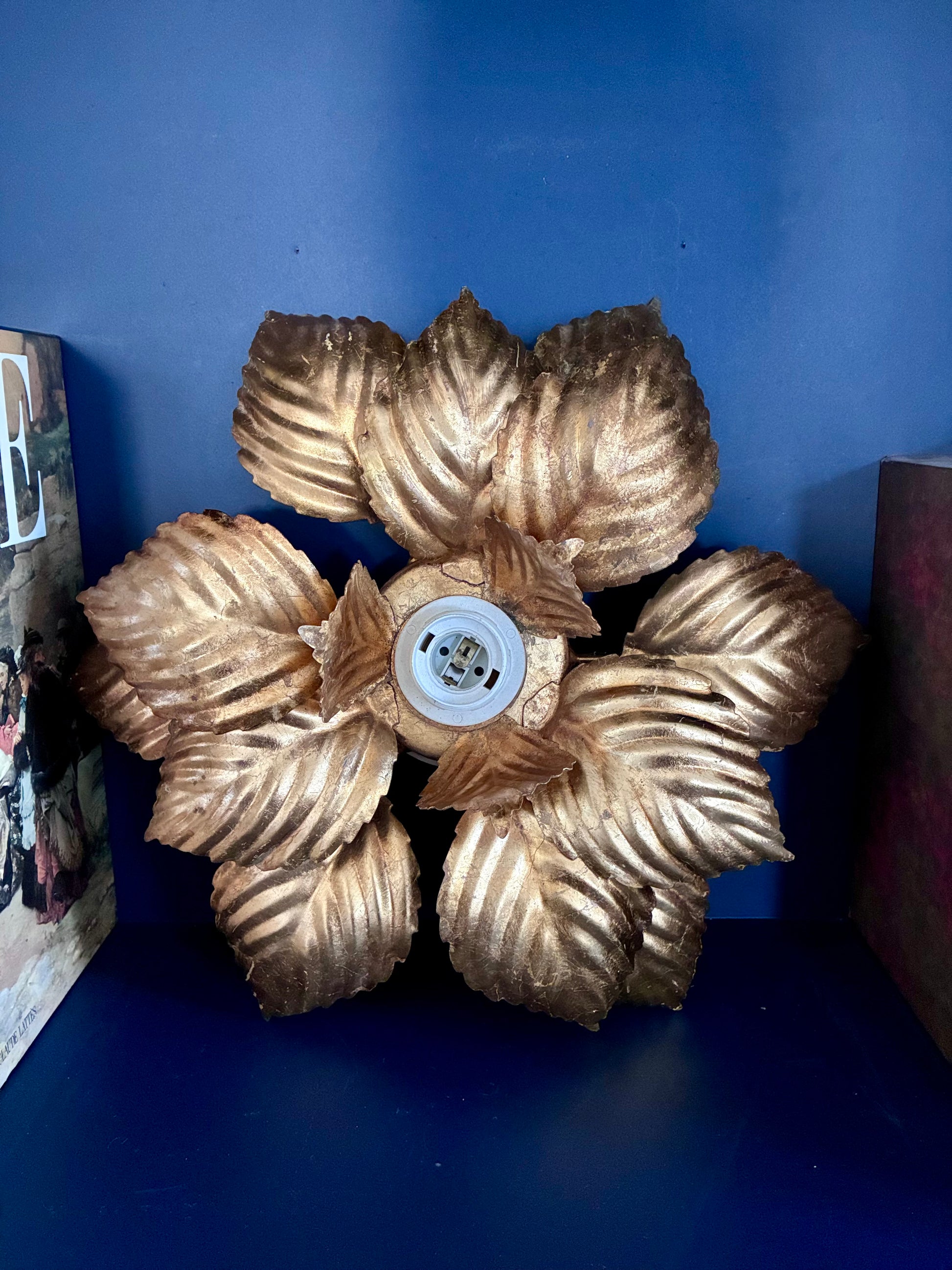 Applique à pétales "Masca Italie" en tôle doré - 1970.