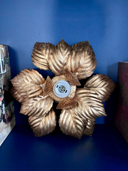 Applique à pétales "Masca Italie" en tôle doré - 1970.