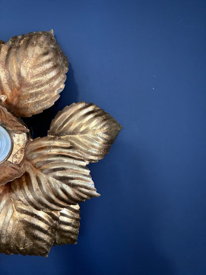 Applique à pétales "Masca Italie" en tôle doré - 1970.