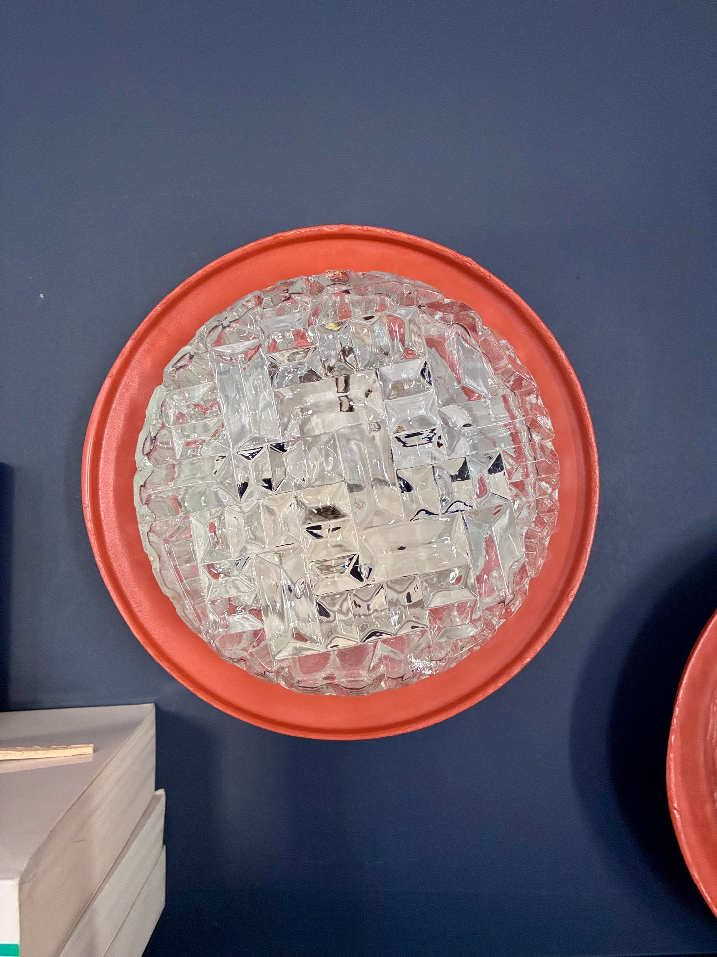 Paire d'appliques 70's en verre taillé.