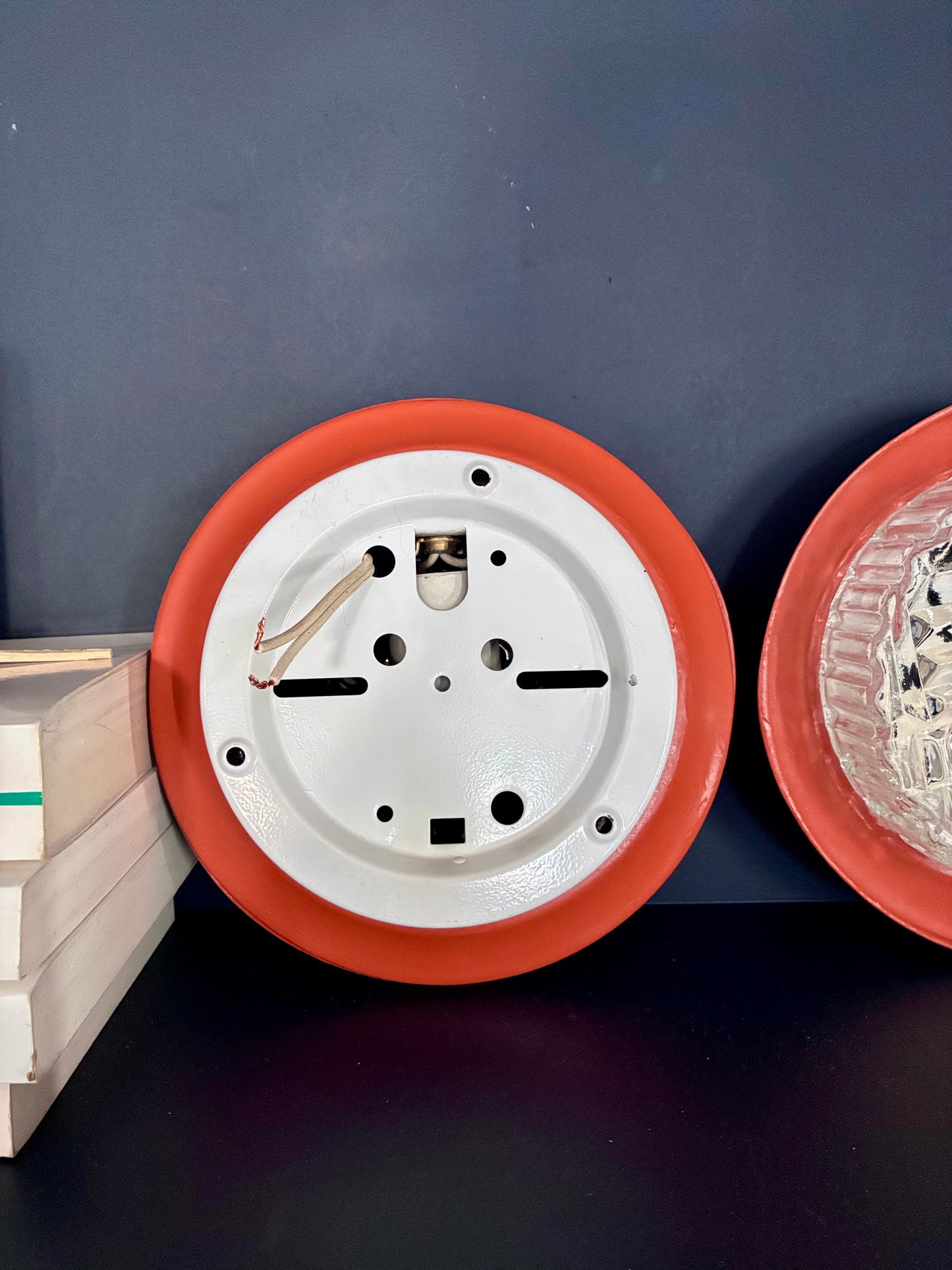 Paire d'appliques 70's en verre taillé.