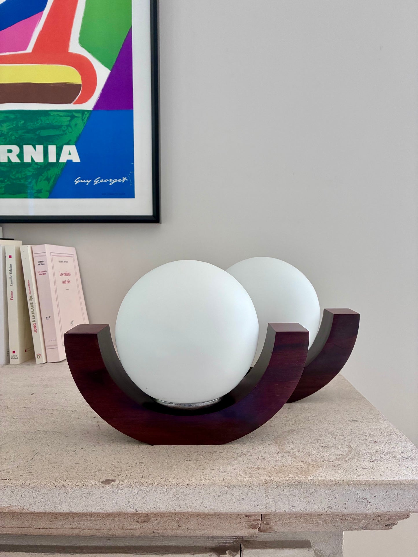 Paire d'appliques "Bascules" en bois et verre opalin - 1970.
