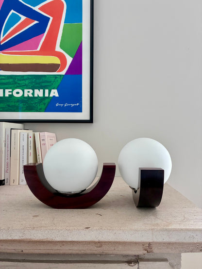Paire d'appliques "Bascules" en bois et verre opalin - 1970.