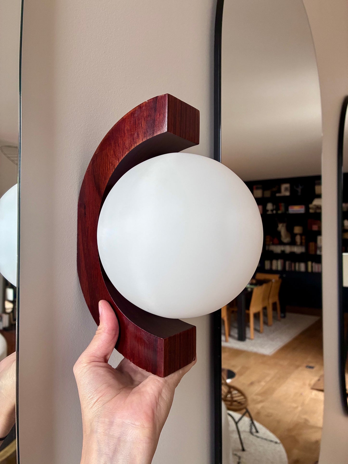 Paire d'appliques "Bascules" en bois et verre opalin - 1970.
