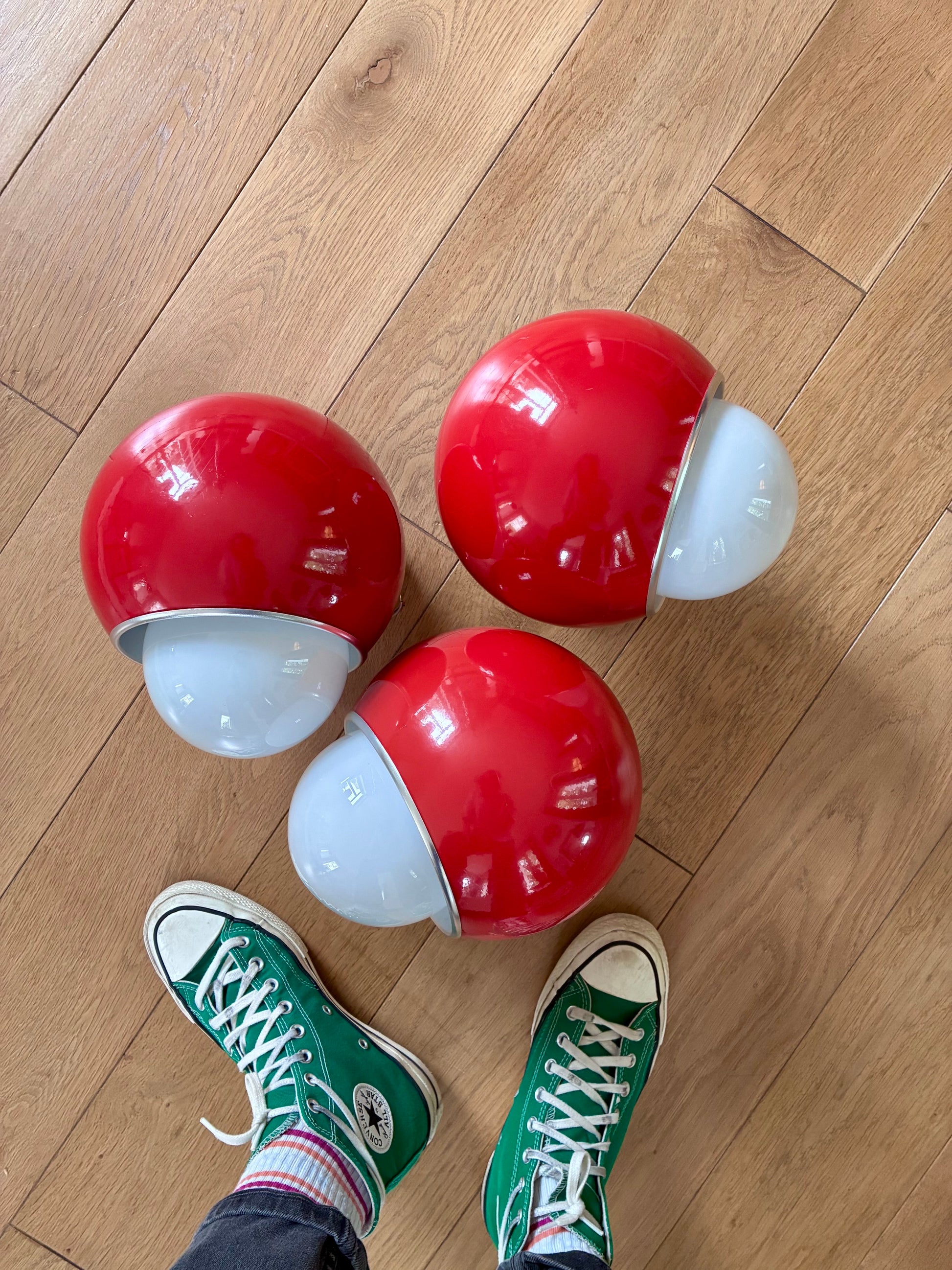 Trio d'appliques "Orbite" en métal rouge vif - 1980.