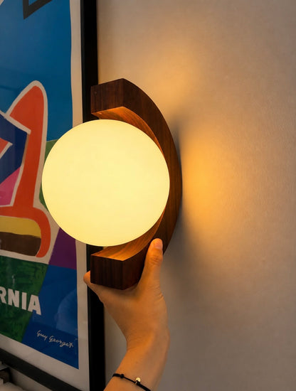 Paire d'appliques "Bascules" en bois et verre opalin - 1970.