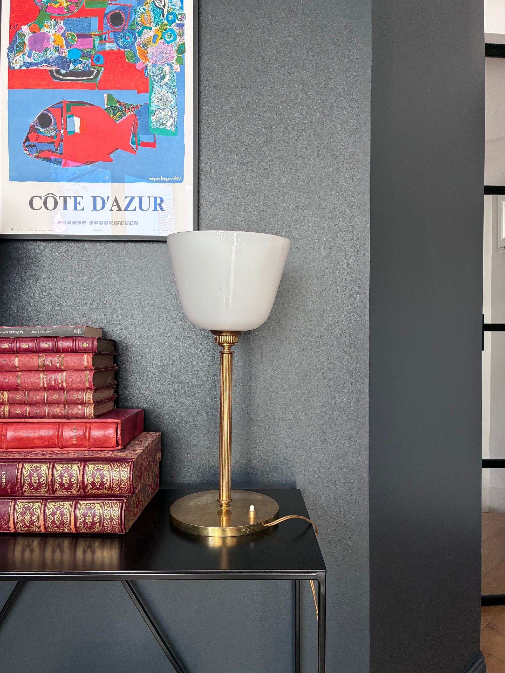 Lampe "Sénateur" en laiton et opaline.