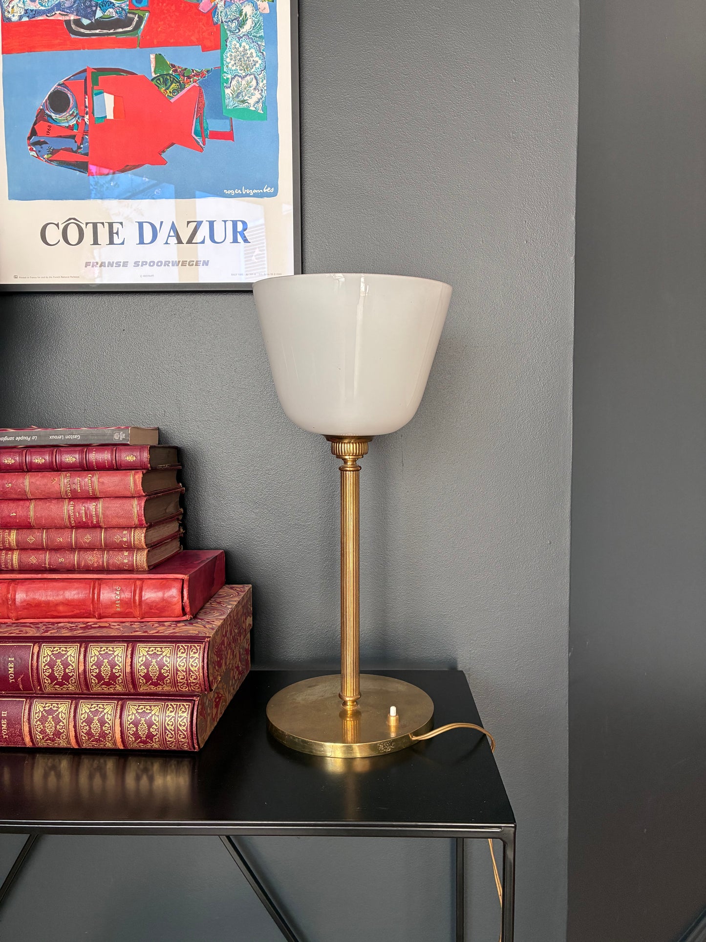 Lampe "Sénateur" en laiton et opaline.