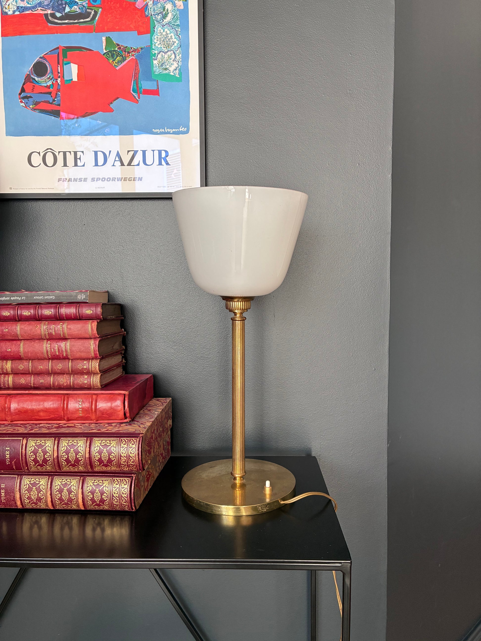 Lampe "Sénateur" en laiton et opaline.