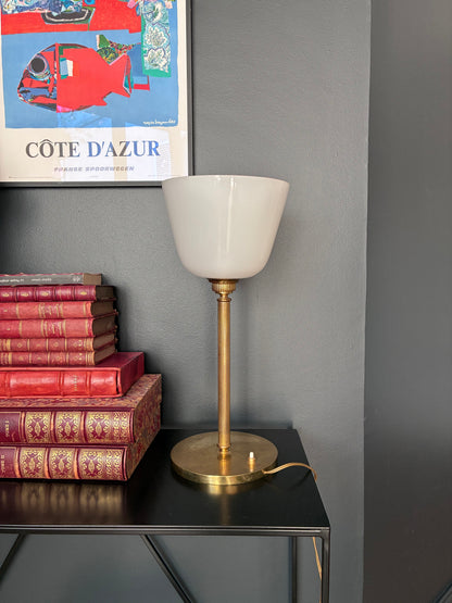 Lampe "Sénateur" en laiton et opaline.