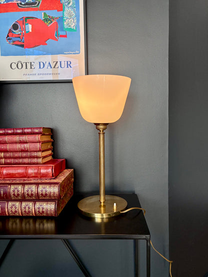 Lampe "Sénateur" en laiton et opaline.
