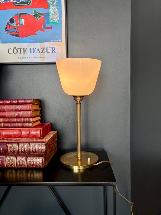Lampe "Sénateur" en laiton et opaline.
