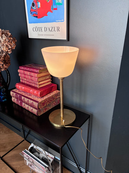 Lampe "Sénateur" en laiton et opaline.