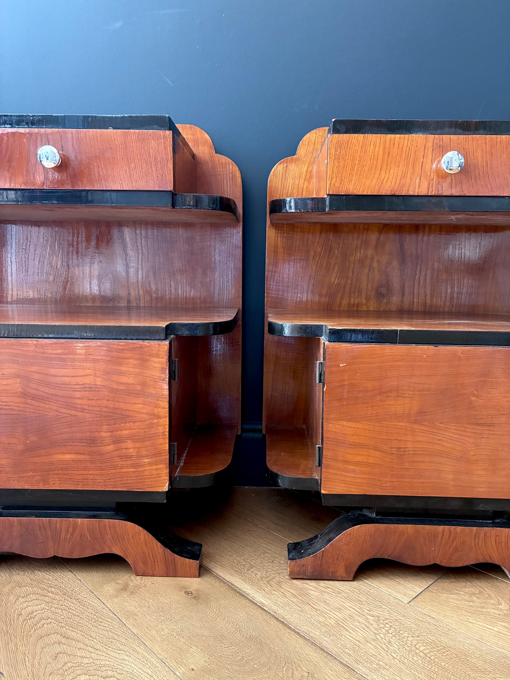 Paire de tables de chevet "Art déco" en bois - 1960.