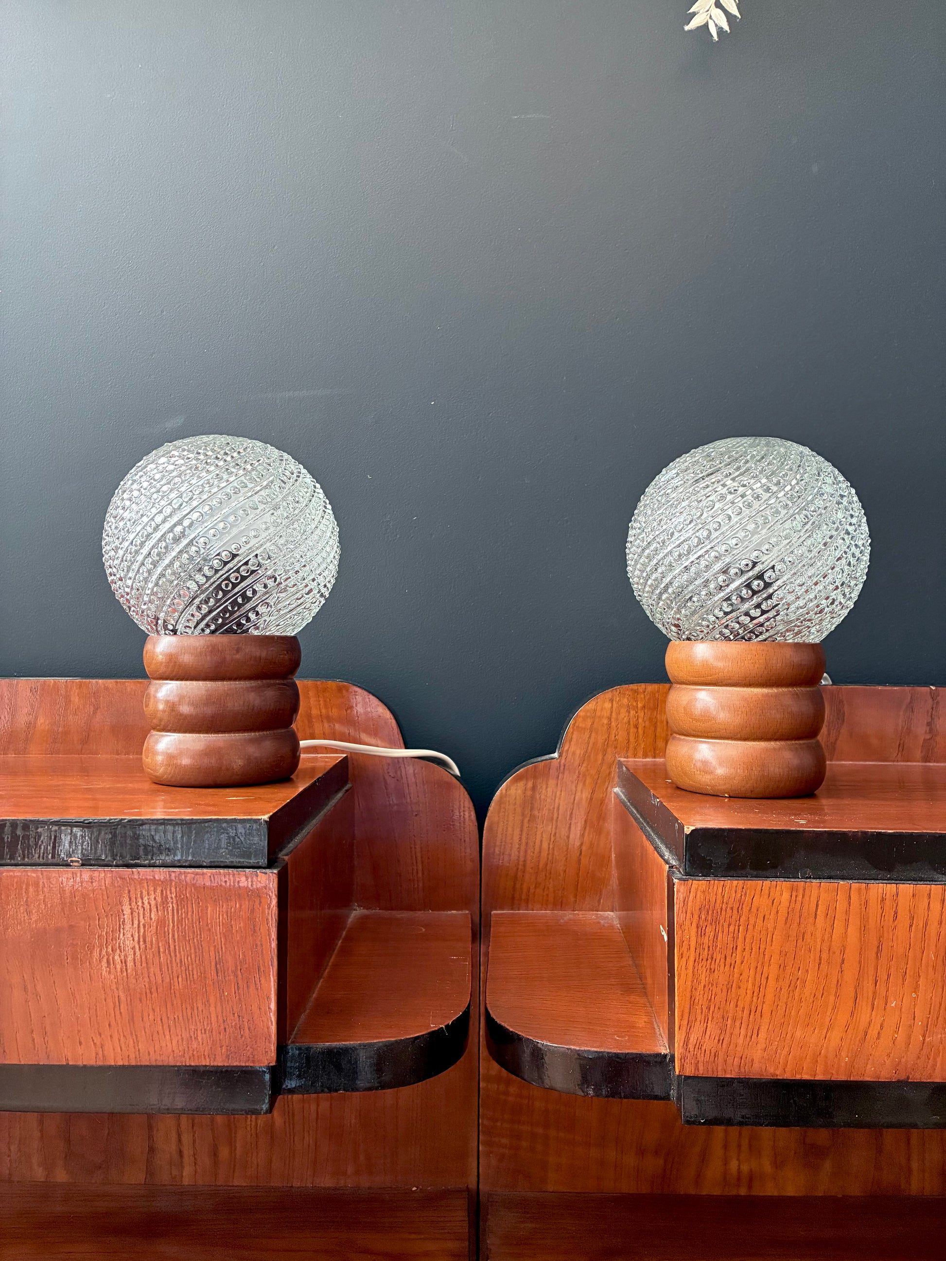 Paire de lampes "Bilboquet" en verre et bois - 1970.