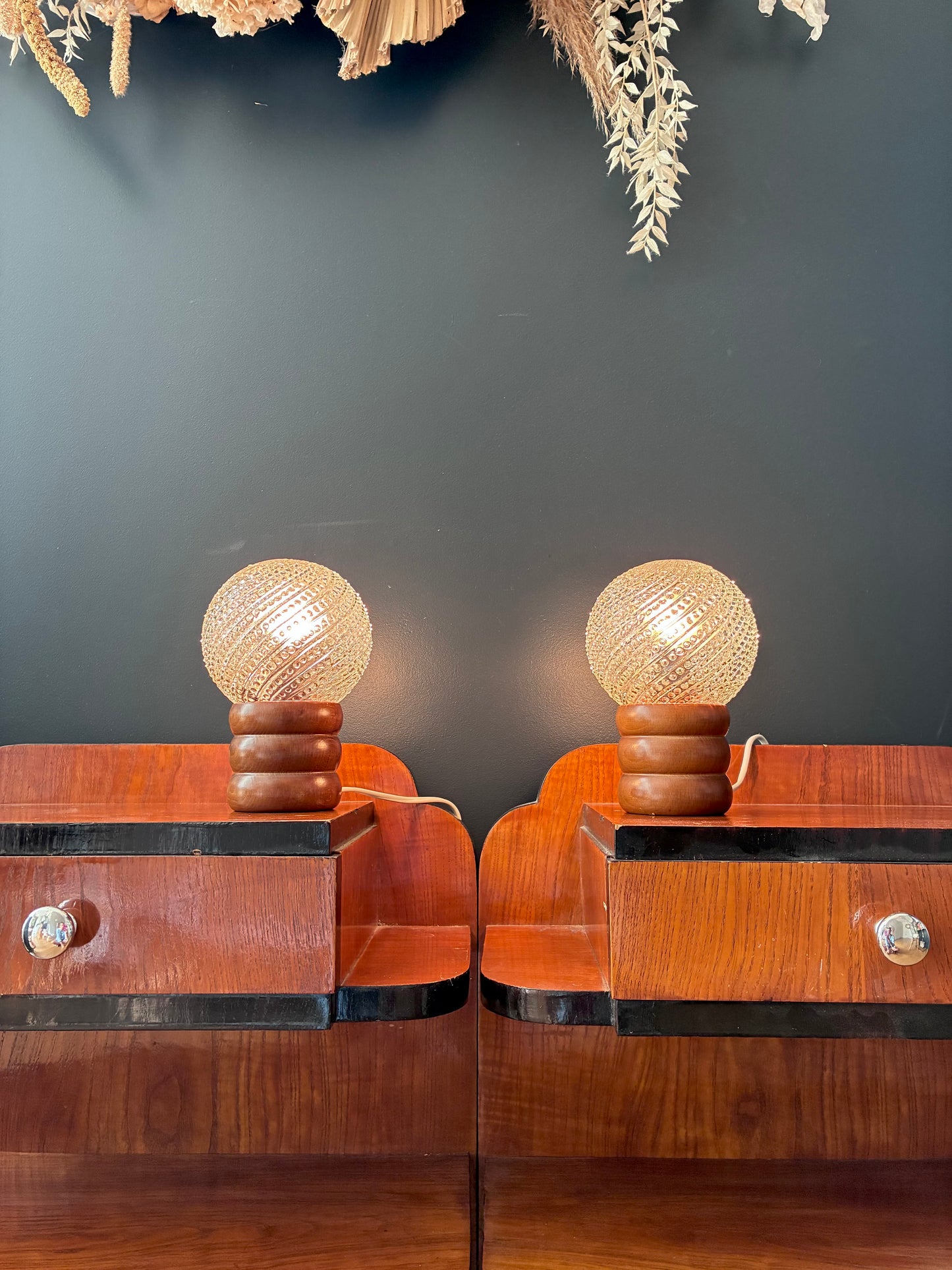 Paire de lampes "Bilboquet" en verre et bois - 1970.