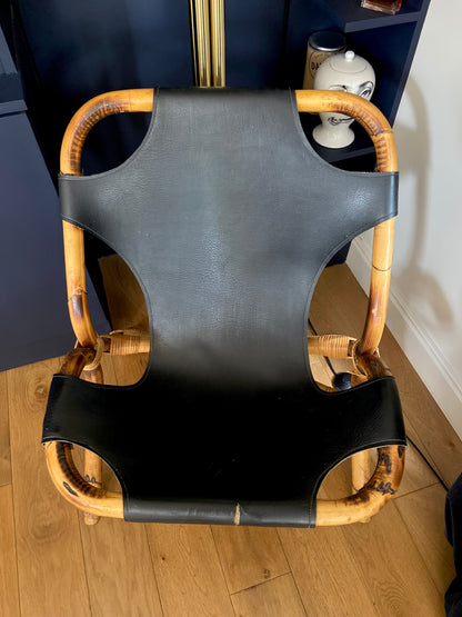 Fauteuil en bambou et cuir en bandoulière - vers 1960.