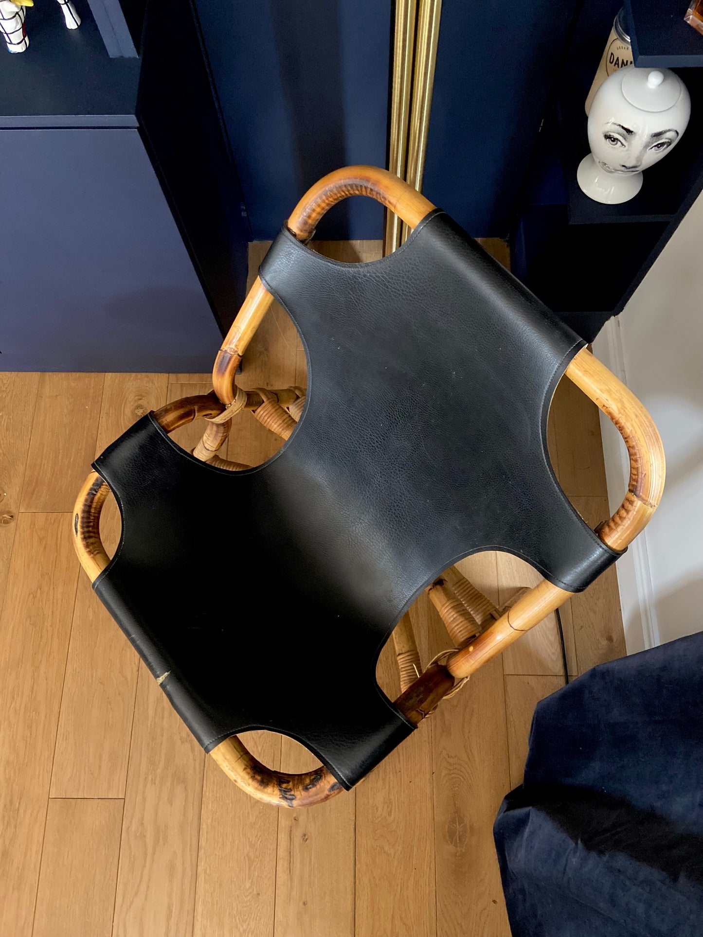 Fauteuil en bambou et cuir en bandoulière - vers 1960.