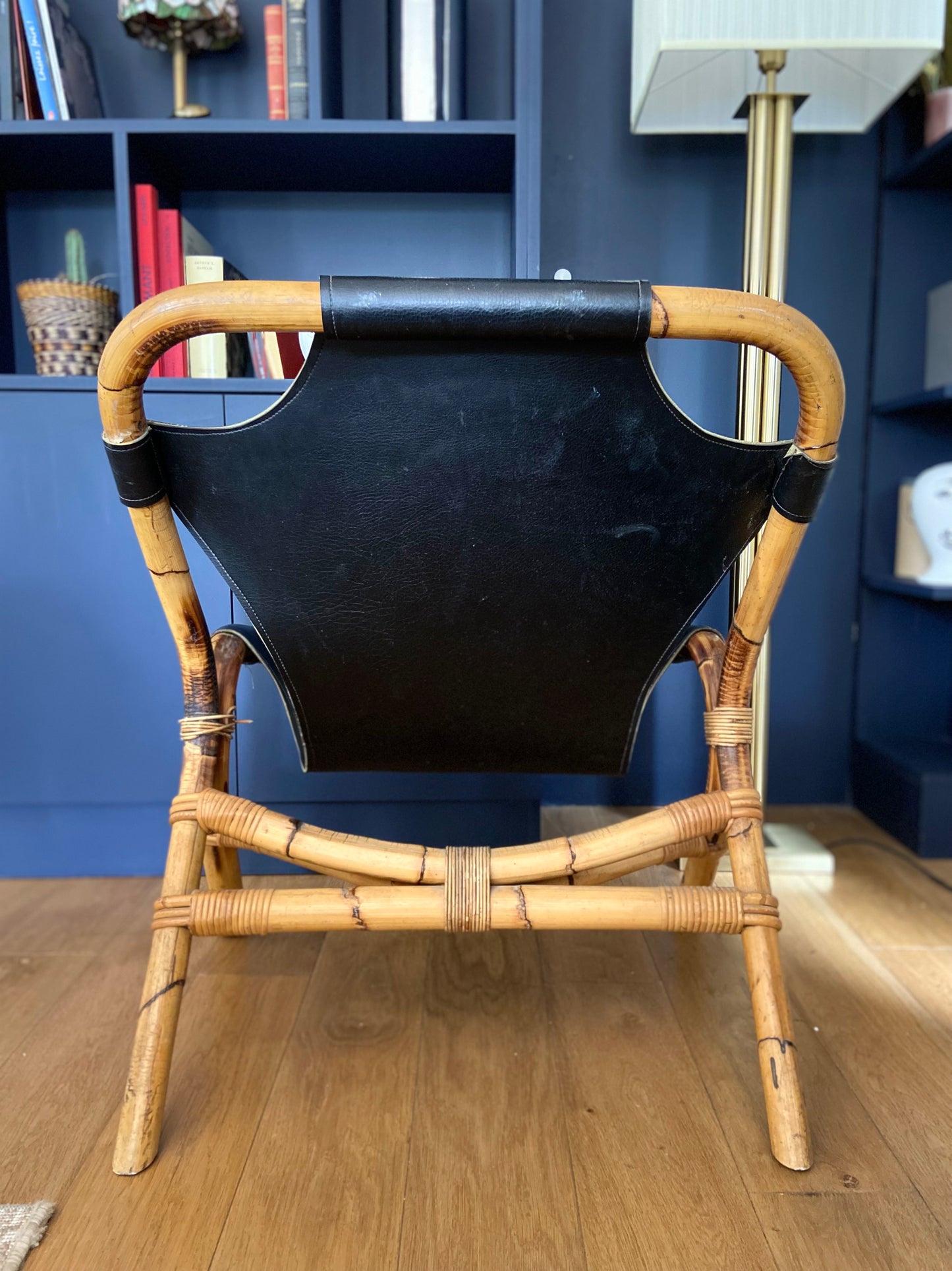 Fauteuil en bambou et cuir en bandoulière - vers 1960.