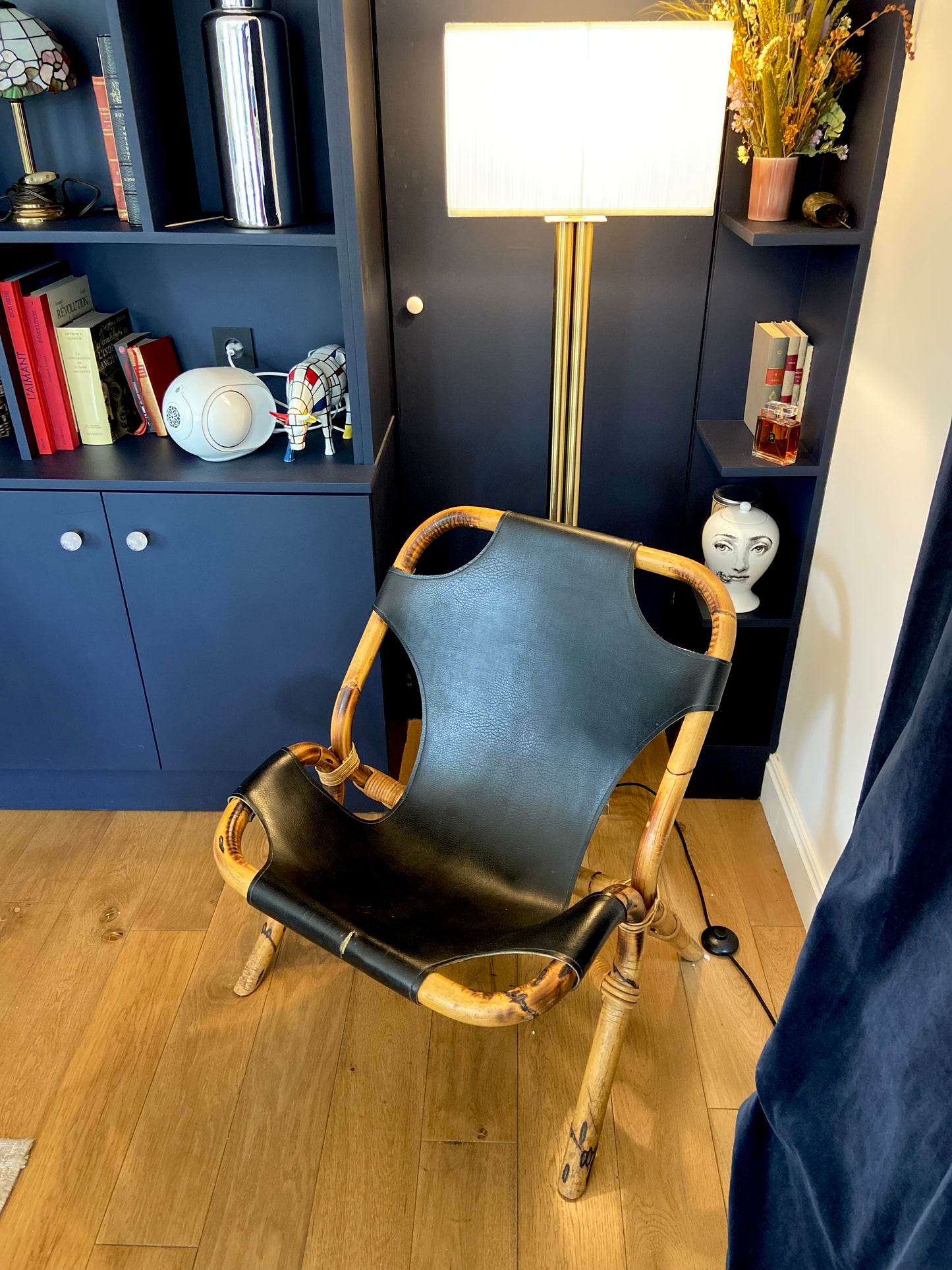 Fauteuil en bambou et cuir en bandoulière - vers 1960.