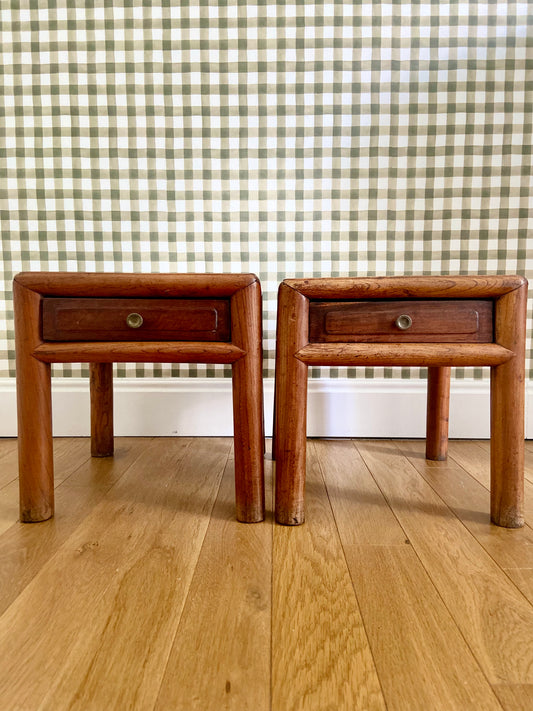 Paire de tables de chevet en bois et paille tressée