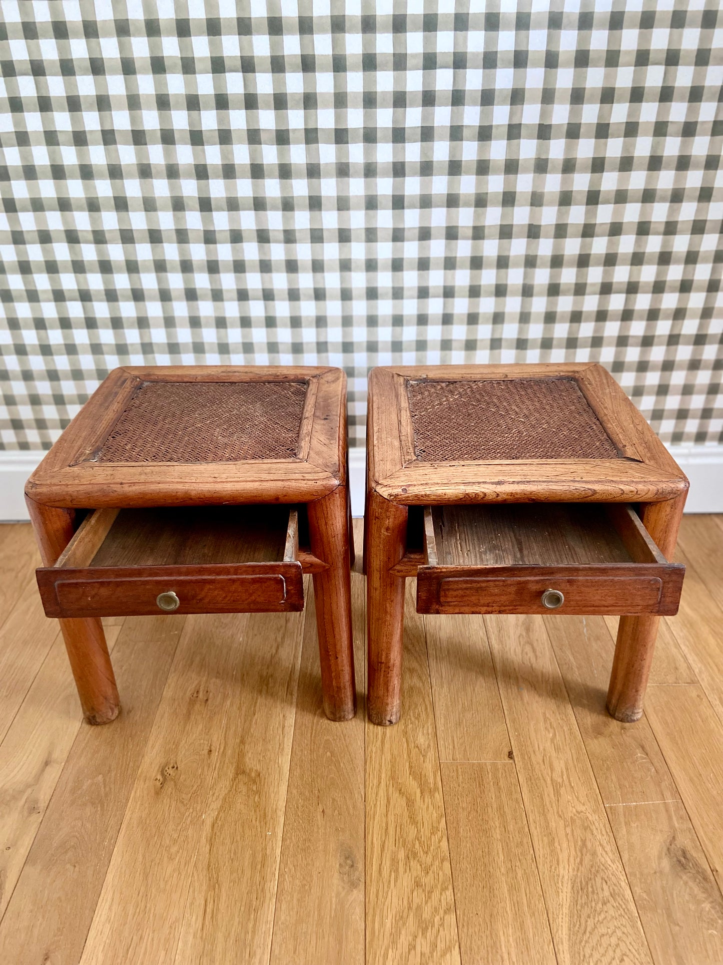 Paire de tables de chevet en bois et paille tressée