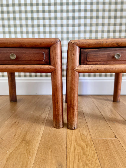 Paire de tables de chevet en bois et paille tressée