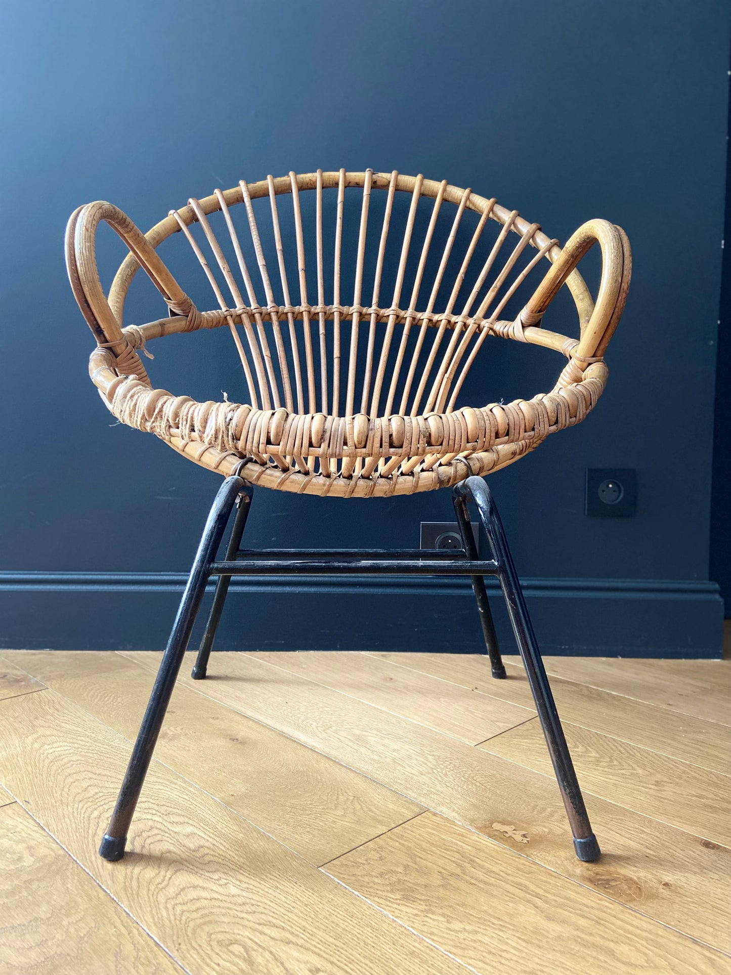 Paire de fauteuils corbeille en rotin - vers 1960.