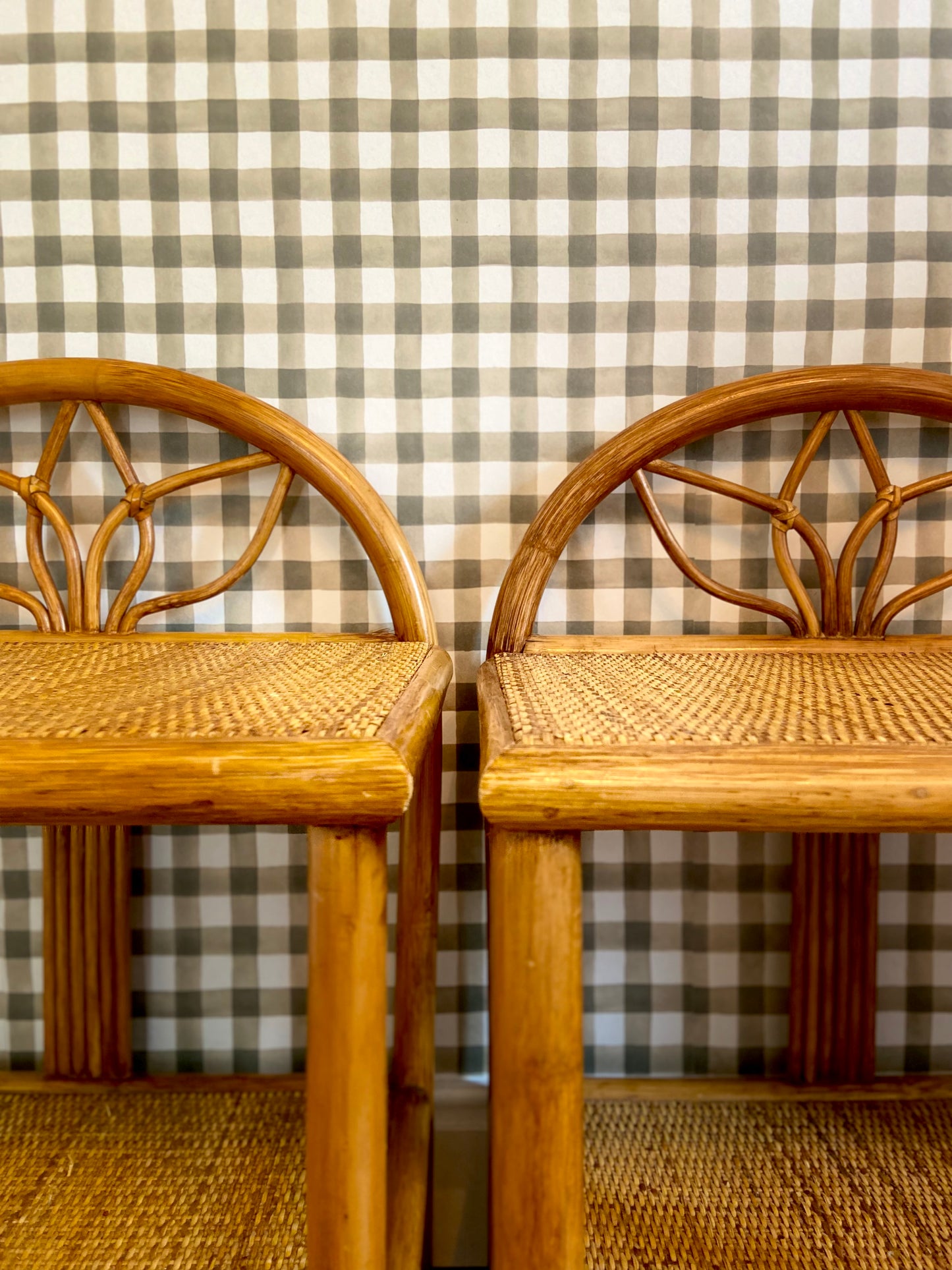 Paire de tables de chevet en bois et paille tressée - vers 1960.