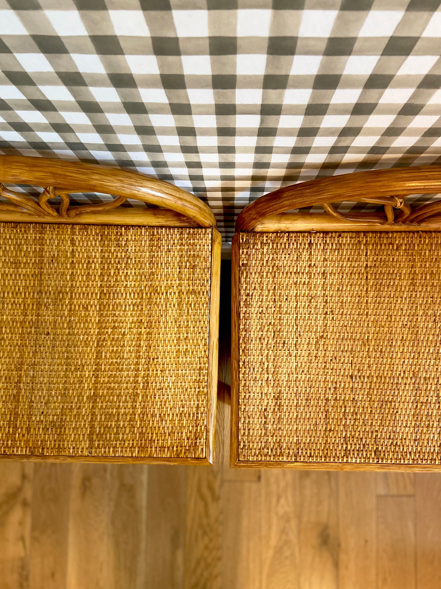 Paire de tables de chevet en bois et paille tressée - vers 1960.