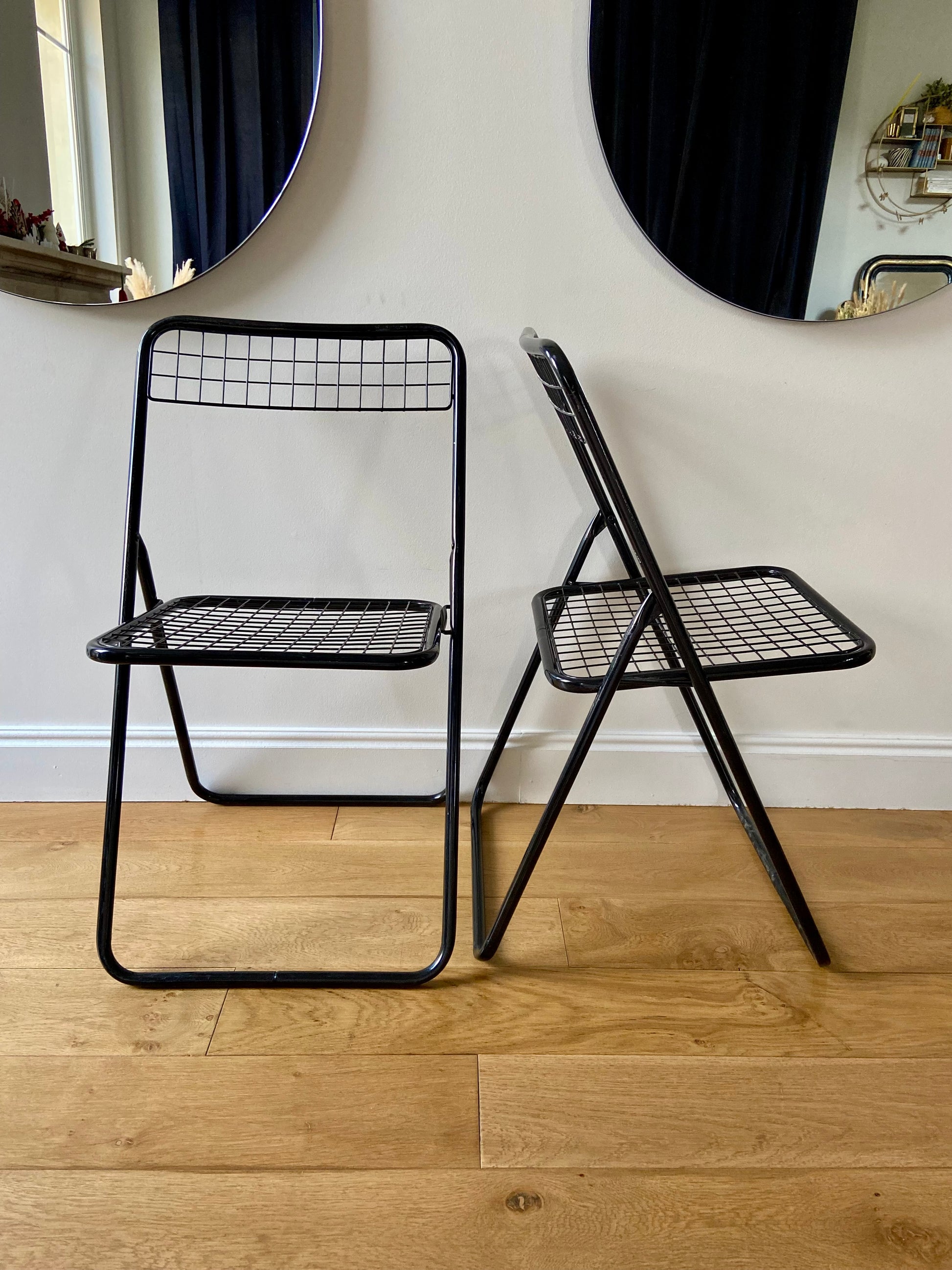 Paire de chaises en métal laqué noir "Ted Ned" par Niels Gammelgaard - vers 1980.